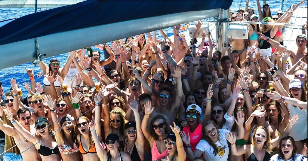 boat party costa brava oficial Plano general de una Boat Party de Musibodas llena de gente con las manos arriba en la Costa Brava