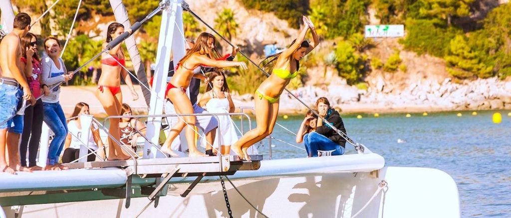 fiesta barco musibodas grupo Grupo de chicos y chicas celebrando su despedida de soltero a bordo de un catamarán